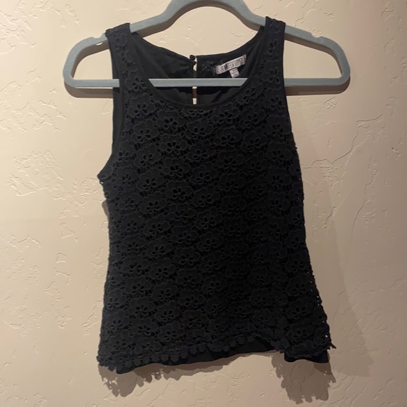 Jennifer Lopez black tank top - Picture 1 of 3